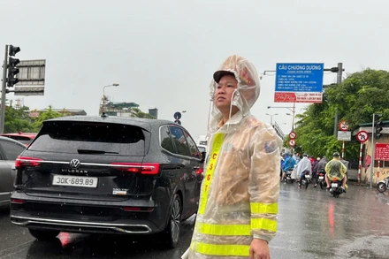 Phòng Cảnh sát giao thông Công an Hà Nội bố trí lực lượng hướng dẫn phân luồng, bảo đảm giao thông.