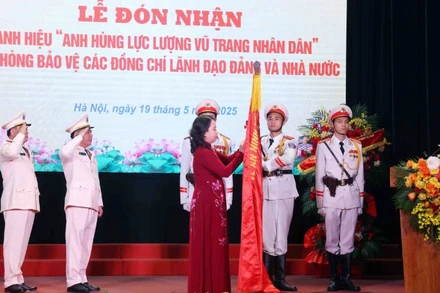 Phó Chủ tịch nước Võ Thị Ánh Xuân gắn huy hiệu “Anh hùng Lực lượng vũ trang nhân dân” lên lá cờ truyền thống Phòng Bảo vệ các đồng chí Lãnh đạo Đảng và Nhà nước thuộc Bộ Tư lệnh Cảnh vệ, Bộ Công an.