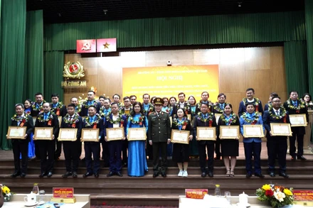 Các điển hình nhận bằng khen của Bộ Công an.