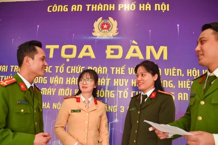 Các đại biểu tham dự tọa đàm.