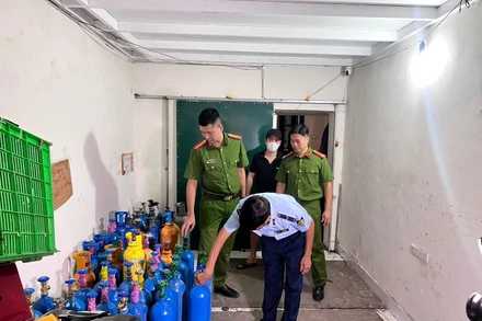 Lực lượng chức năng tiến hành kiểm tra đột xuất địa điểm tập kết kho chứa trái phép khí N2O.
