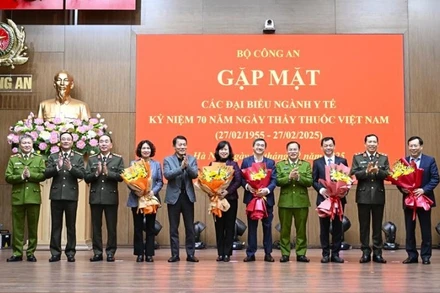 Bộ trưởng Lương Tam Quang cùng các đồng chí lãnh đạo Bộ Công an tặng hoa chúc mừng các đồng chí lãnh đạo Bộ Y tế.