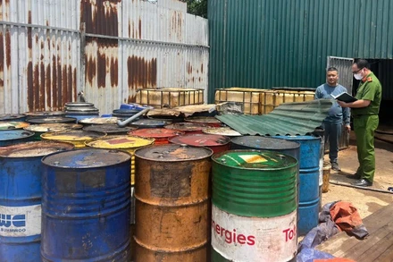 Bên trong cơ sở tái chế dầu thải của Bùi Quốc Giang tại xã Thiên Đức, huyện Gia Lâm.