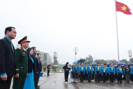 96 gương đảng viên là công nhân tiêu biểu vào Lăng viếng và báo công với Bác.