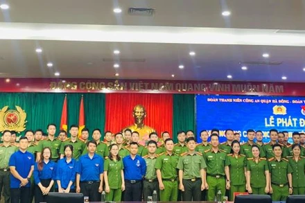 Lễ phát động và ra quân làm sạch môi trường.