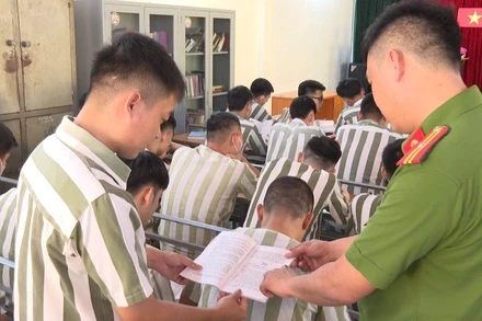 Các phạm nhân đối chiếu các điều kiện đặc xá để tự liên hệ với bản thân.