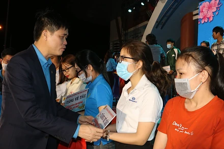 Phó Chủ tịch Tổng Liên đoàn Lao động Việt Nam Ngọ Duy Hiểu trao vé tàu Tết năm 2023 tặng đoàn viên, người lao động.
