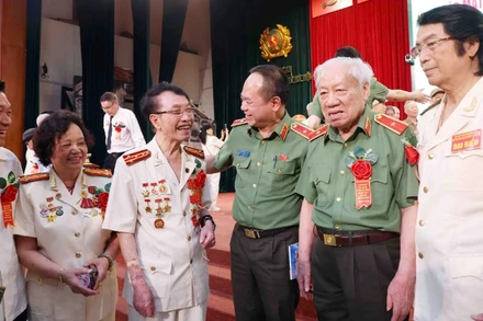 GIám đốc Công an thành phố Hà Nội xúc động khi gặp mặt các cán bộ, chiến sĩ Công an Hà Nội chi viện chiến trường miền nam.