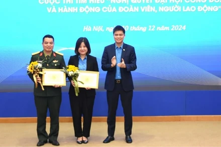 Phó Chủ tịch Tổng Liên đoàn Lao động Việt Nam Ngọ Duy Hiểu trao giải Nhì giai đoạn 2 tặng Ban Công đoàn Quốc phòng và Công đoàn Dệt may Việt Nam.