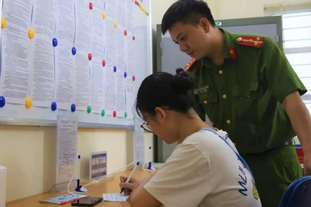 Công an các đơn vị, địa phương khẩn trương tổ chức tập huấn cấp thẻ sát hạch viên, bảo đảm đủ số lượng, phục vụ nhân dân ngay sau khi tiếp nhận.