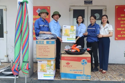 Công đoàn Công ty Cổ phần Than Hà Tu trao tặng trang thiết bị chống nắng cho người lao động.