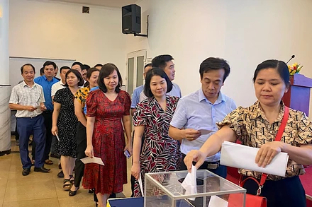 Cán bộ Công đoàn Y tế quyên góp, ủng hộ đồng nghiệp gặp nạn.