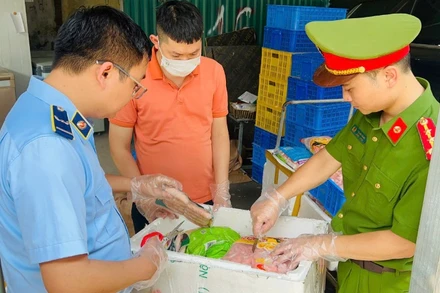 Hơn 1 tấn nguyên liệu đã bị thu giữ. 