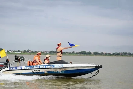 Lực lượng Cảnh sát giao thông đường thuỷ tăng cường tuần tra, kiểm soát trên khu vực sông Hồng.