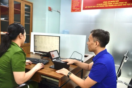 Cán bộ công an thực hiện lấy dấu vân tay của người dân.