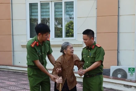 Giáo dục thế hệ trẻ Bộ Tư lệnh Cảnh sát Cơ động truyền thống cách mạng, đạo lý uống nước nhớ nguồn.