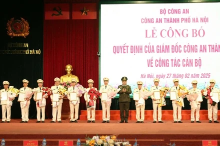 Giám đốc Công an thành phố Hà Nội trao quyết định nghỉ hưu cho 23 đồng chí.