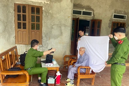 Công an huyện Yên Thủy (Hòa Bình) hỗ trợ người già làm căn cước công dân tại nhà.