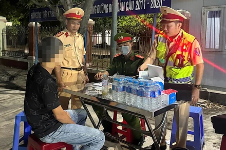 Cảnh sát giao thông kiểm tra nhanh ma tuý đối với các tài xế xe tải.