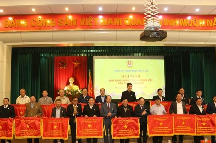 Trao Cờ tặng các đơn vị xuất sắc trong phong trào thi đua "Cựu chiến binh gương mẫu" năm 2023.