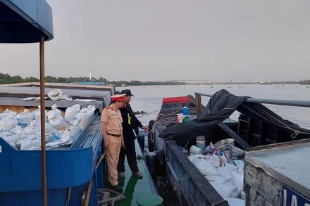 Lực lượng chức năng bắt quả tang các đối tượng đang tiến hành vận chuyển tài sản trộm cắp đi tiêu thụ.