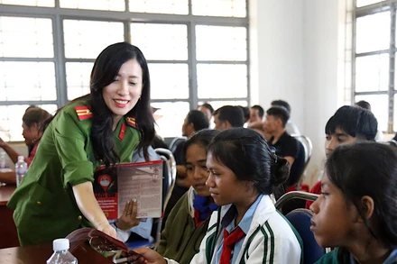 Phát tờ rơi tuyên truyền tác hại của ma túy.