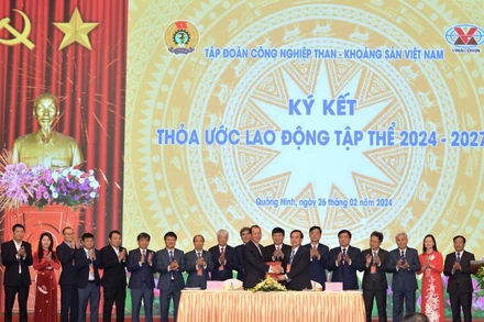 Tổng Giám đốc TKV Đặng Thanh Hải và Chủ tịch Công đoàn TKV Lê Thanh Xuân ký kết thỏa ước lao động tập thể giai đoạn 2024-2027.