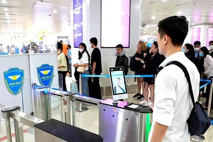 Hành khách xác thực bằng VNeID khi làm thủ tục checkin.