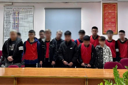 Nhóm đối tượng ẩu đả được triệu tập tại cơ quan công an.