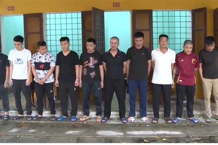 Công an Thanh Hóa bắt giữ các đối tượng trong đường dây cá độ bóng đá dưới hình thức cá độ trên mạng.