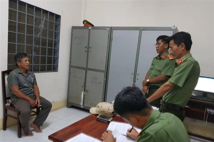 Cơ quan An ninh điều tra Công an tỉnh Kiên Giang lấy lời khai bị can Phạm Chí Dũng.