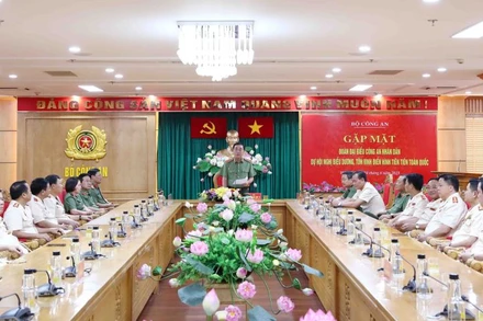 Các đại biểu tại Hội nghị biểu dương.