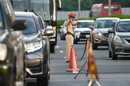 Nhu cầu đi lại, vận tải hàng hóa tăng cao trên Quốc lộ 6 dịp Lễ kỷ niệm 70 năm Chiến thắng Điện Biên Phủ.