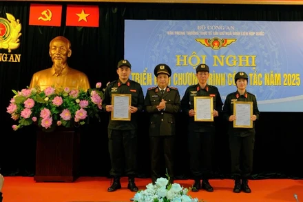 Chánh Văn phòng Thường trực về Gìn giữ hòa bình Liên hợp quốc trao quyết định, giao kiêm nhiệm vụ cho Ban Chỉ huy Đơn vị Cảnh sát Gìn giữ hòa bình số 1. 