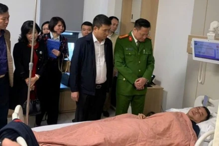 Lãnh đạo Ủy ban nhân dân và Công an quận Nam Từ Liêm thăm hỏi, động viên cán bộ bị thương trong khi làm nhiệm vụ.