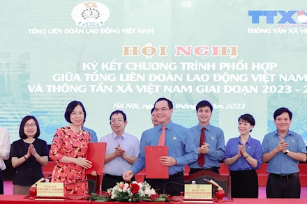 Chủ tịch Tổng Liên đoàn lao động Việt Nam Nguyễn Đình Khang và Tổng Giám đốc Thông tấn xã Việt Nam Vũ Việt Trang ký Chương trình phối hợp giai đoạn 2023-2028.