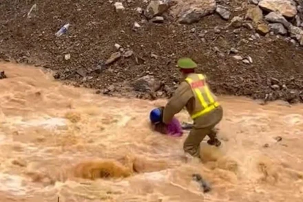 Thượng úy Nguyễn Mạnh Tường lao ra giữa dòng nước xiết cứu người. (Ảnh cắt từ clip)