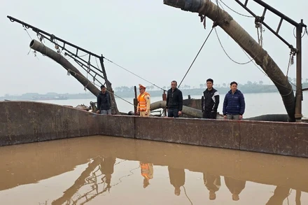 Lực lượng chức năng kiểm tra phương tiện chở cát.