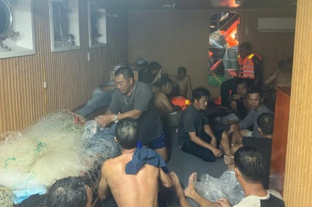 20 ngư dân được cứu nạn kịp thời và đưa lên tàu biên phòng về đất liền.