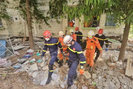 Đoàn cứu hộ Bộ Công an đưa nạn nhân ra khỏi đống đổ nát ngày 2/4. Ảnh: Lê Hoàng từ Myanmar