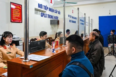 Người dân xin cấp đổi giấy phép lái xe bằng hình thức trực tiếp.