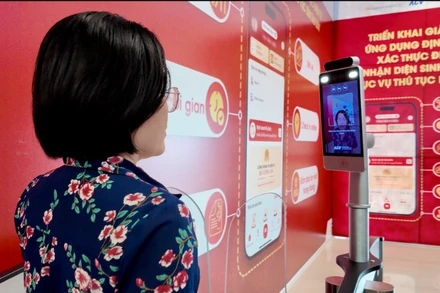 Người dân trải nghiệm sinh trắc học tại nhà ga T3, sân bay Tân Sơn Nhất.