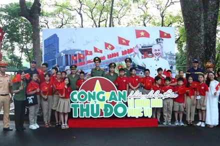 Trưng bày lưu động thu hút đông đảo học sinh và nhân dân Thủ đô tham gia.