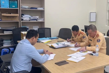 Người điều khiển xe ô-tô mang biển giả tại cơ quan công an.