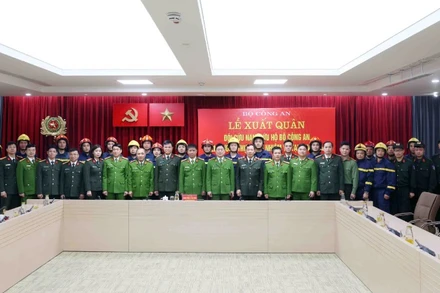 Lãnh đạo Bộ Công an chụp ảnh lưu niệm cùng đoàn công tác trước khi lên đường thực hiện nhiệm vụ. Ảnh: Phạm Kiên