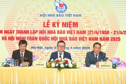 Các đồng chí chủ trì hội nghị. (Ảnh: Nhà báo và Công luận)