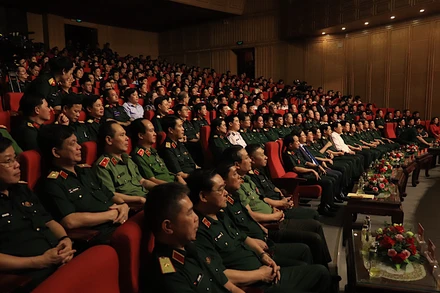 Các đại biểu dự khai mạc hội diễn.