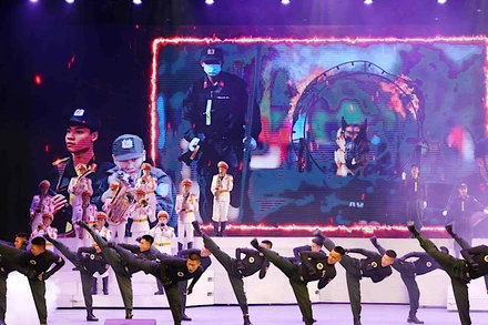 Chương trình nghệ thuật “50 năm Cảnh sát Cơ động – Những chặng đường vinh quang”.