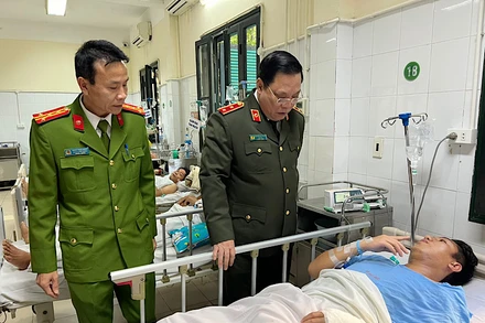 Giám đốc Công an thành phố Hà Nội Nguyễn Hải Trung thăm hỏi, động viên Thượng úy Trương Văn Tú.