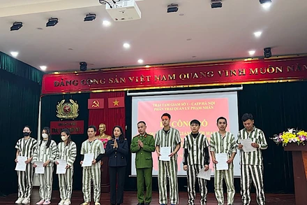 Các phạm nhân nhận quyết định giảm án.